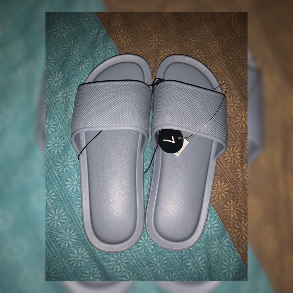 Unisex grey size 7 slippers brand new!